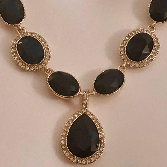 DRESSY FASHION TEAR DROP NECKLACE BLACK & GOLD - Picture 2 of 3